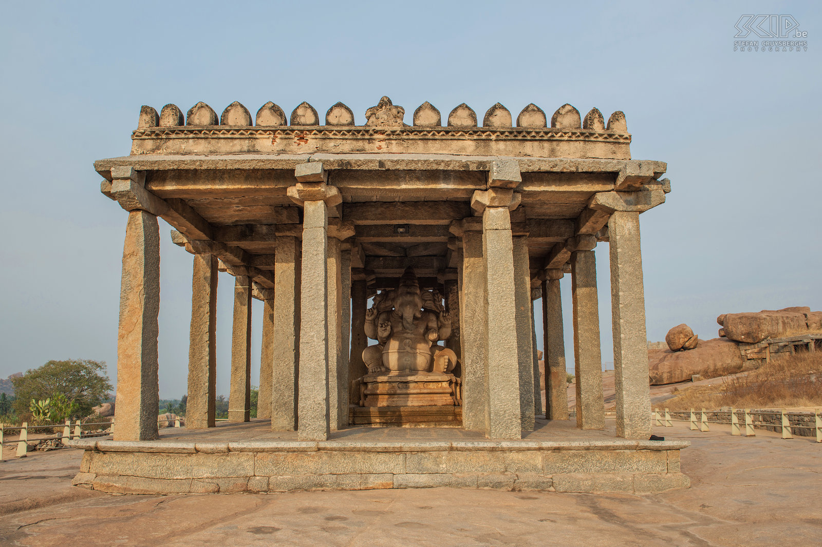 Hampi - Ganesha tempel Aan de zuidelijke uitloper van de Hemkuta heuvel is er een kleine tempel met een gigantisch standbeeld van Ganesha. Het is uit een enorm rotsblok gekapt en een van de grootste sculpturen in Hampi. De ruïnes van Hampi, dat de hoofdstad van het Vijayanagararijk was, staan op de lijst van het UNESCO werelderfgoed.  Stefan Cruysberghs